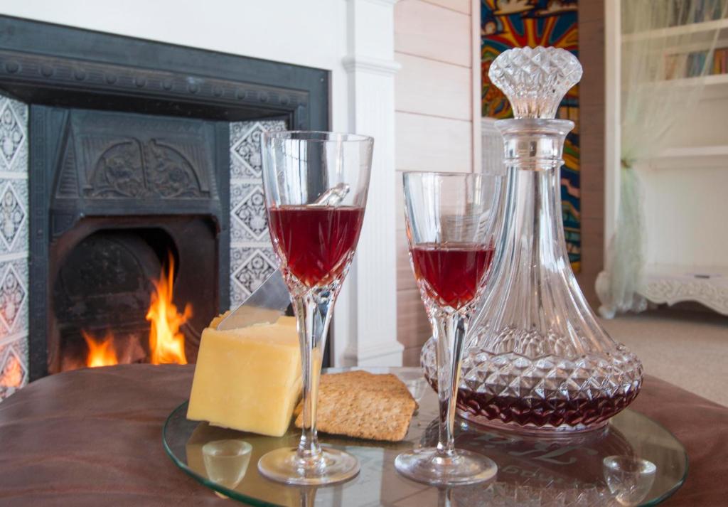 Two Bare Feet - Resim 4