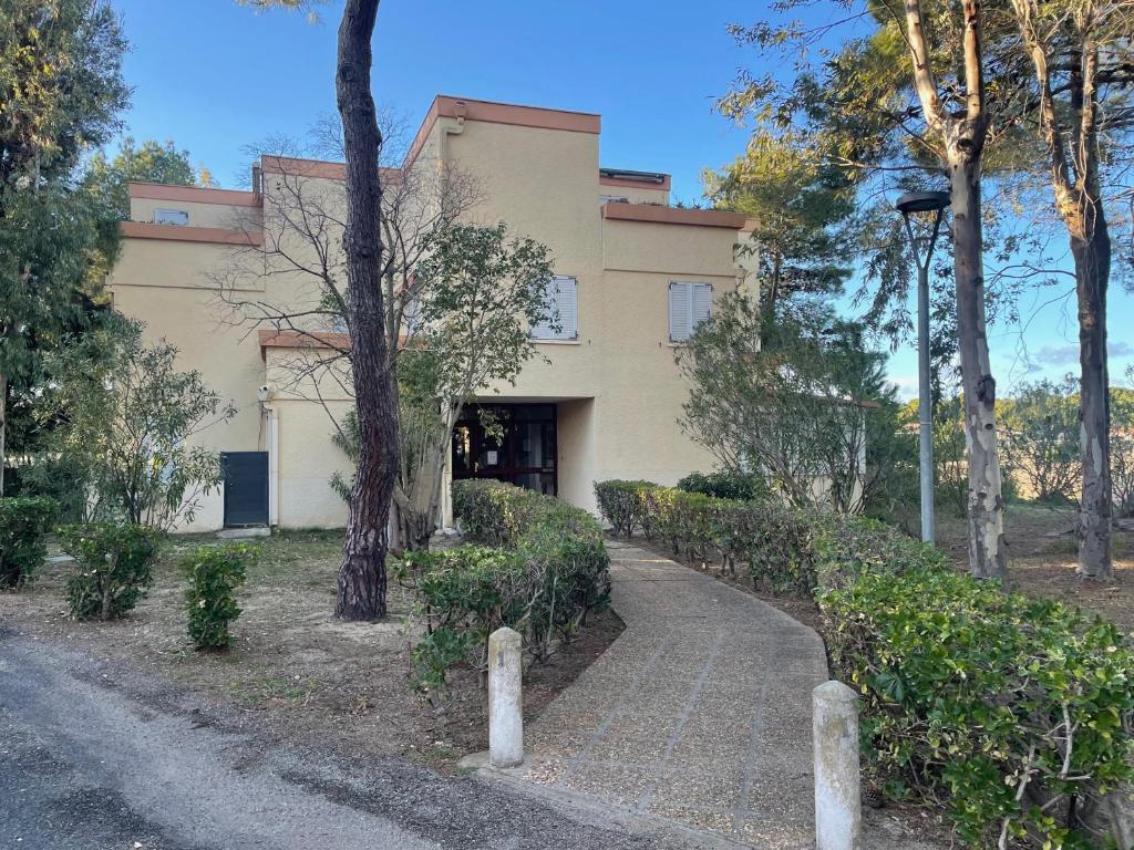 une maison avec un chemin devant elle dans l'établissement Argelès T2 proche plage avec parking et patio - FR-1-309-489, à Argelès-sur-Mer