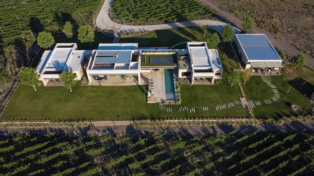 - une vue aérienne sur une maison dotée de panneaux solaires dans l'établissement Finca Concepto Private Luxury At Alfa Crux, à San Carlos