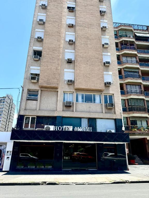 a tall building with a hotelishi sign on it at Hotel Miami in San Miguel de Tucumán