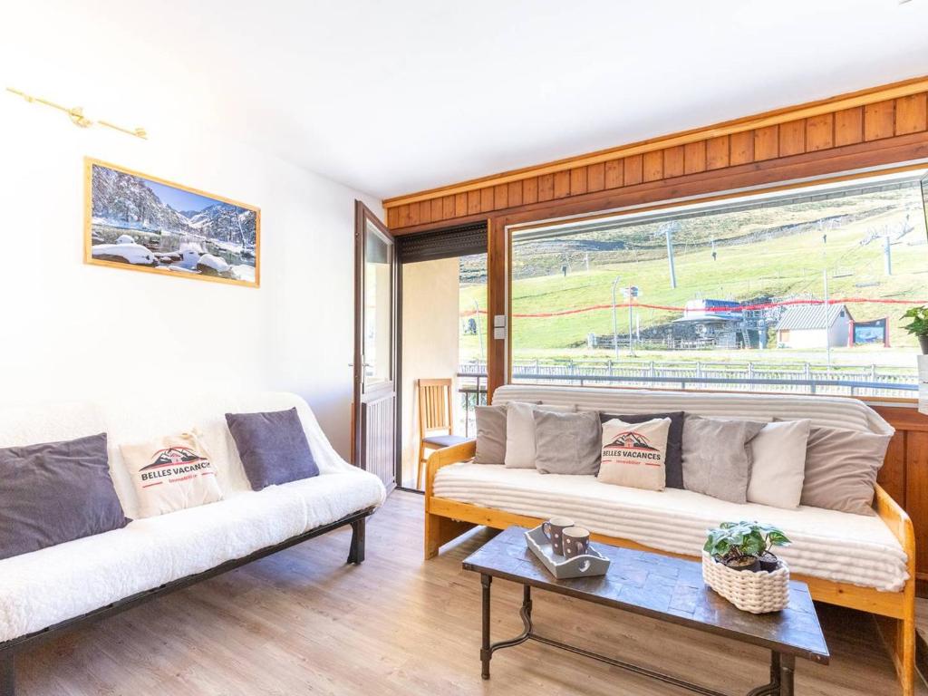 - un salon avec deux canapés blancs et une table dans l'établissement Grand Appart 13 pers. au pied des pistes à Saint-Lary-Soulan - FR-1-296-511, à Saint-Lary-Soulan