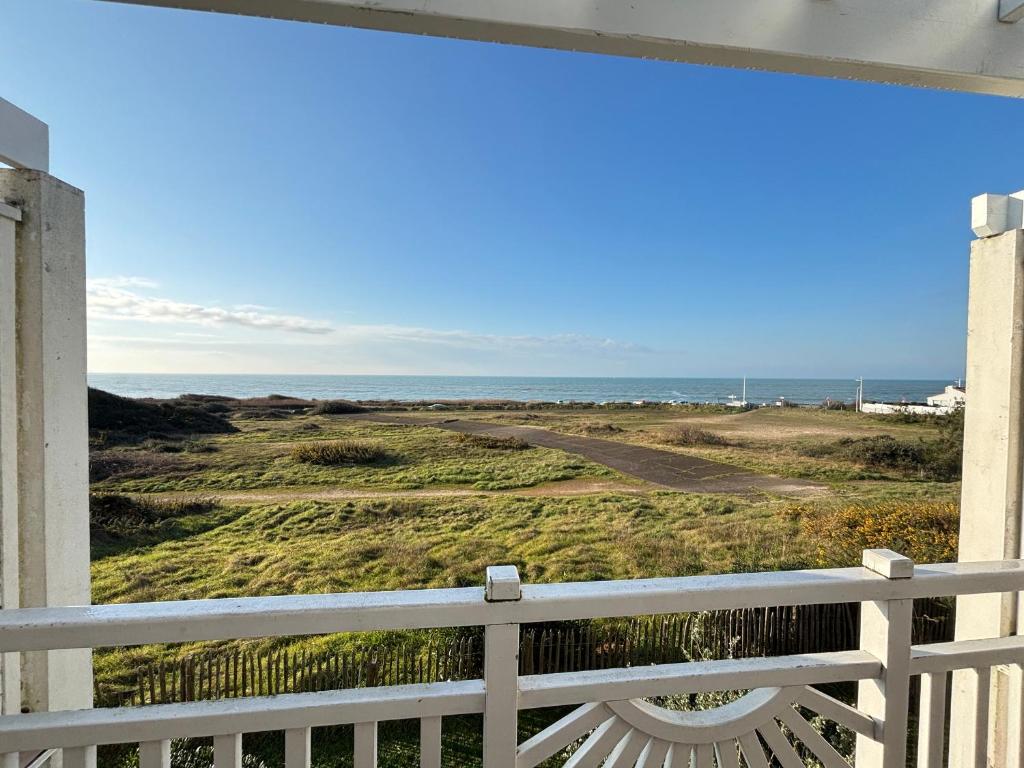 une vue sur l'océan depuis le balcon d'une maison dans l'établissement Appartement 2 chambres avec piscines chauffées et parking aux Sables-d'Olonne - FR-1-197-615, à Les Sables-dʼOlonne