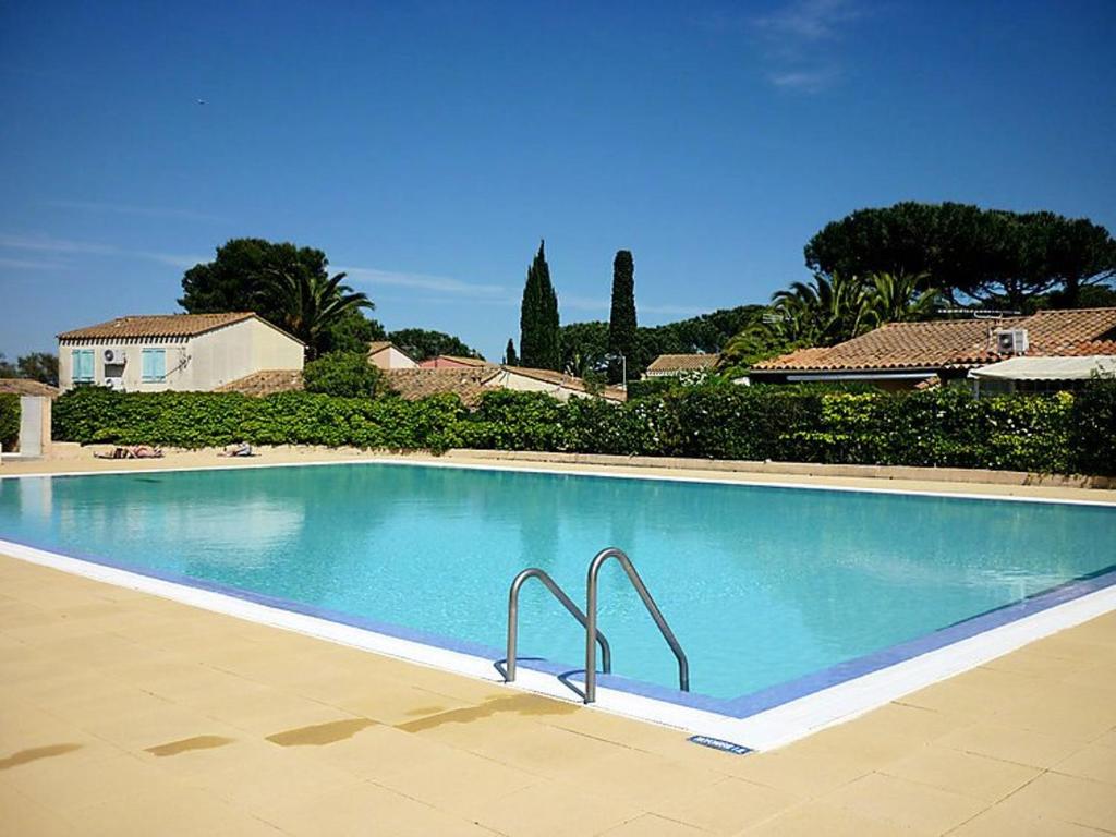 - une grande piscine dans une cour avec une maison dans l'établissement T2 Cabine RdC - Près Plages, Animaux Bienvenus - FR-1-749-81, au Cap d'Agde