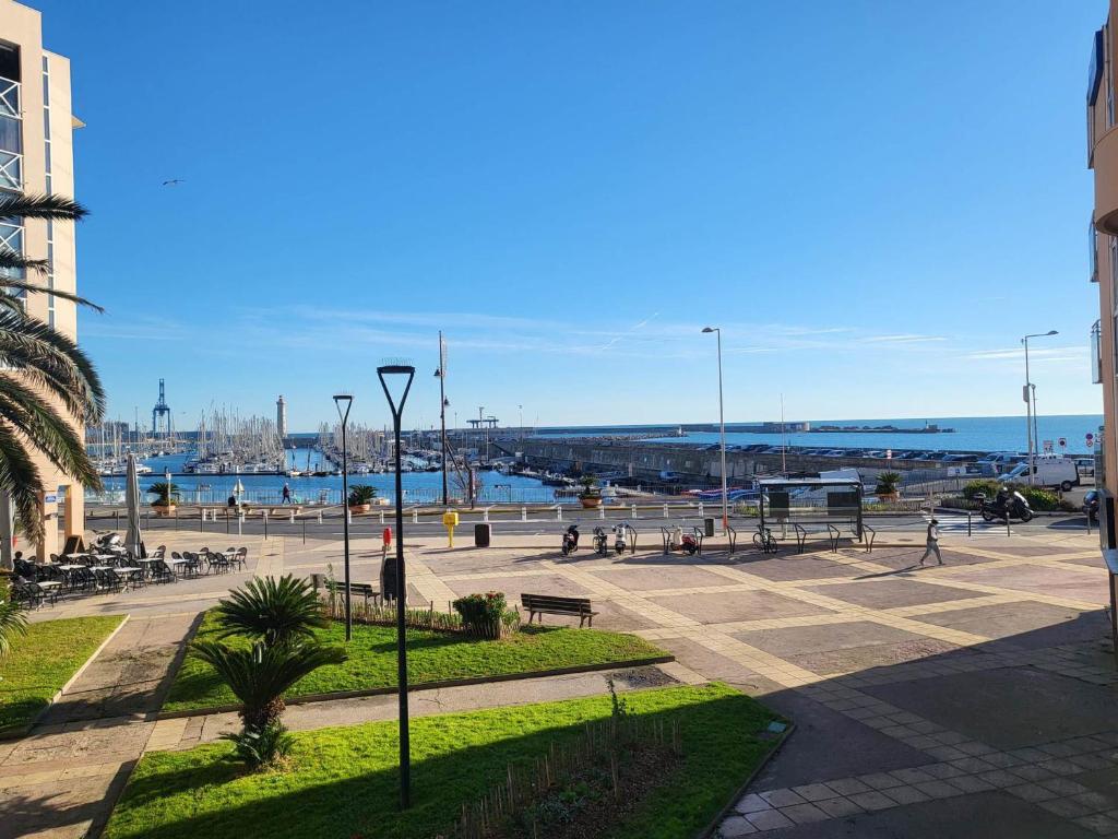 - un parc avec vue sur l'eau et le port dans l'établissement Charmant T2 avec piscine et garage à Sète - FR-1-472A-313, à Sète
