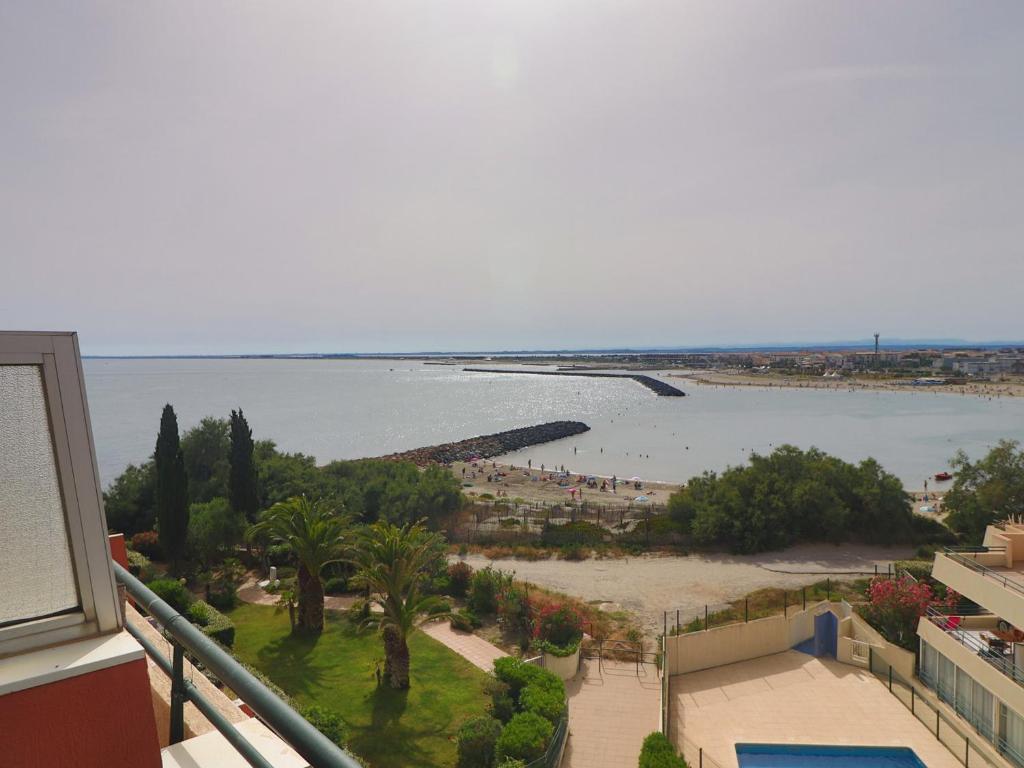 d'un balcon offrant une vue sur une étendue d'eau. dans l'établissement Superbe T2 rénové au dernier étage avec terrasse à Sète - FR-1-472A-312, à Sète