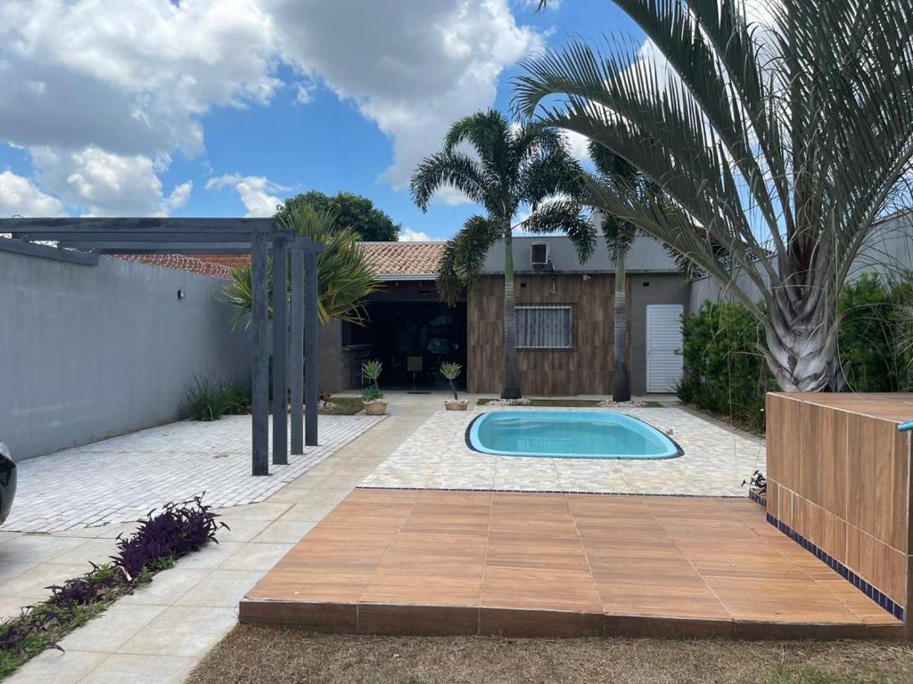 a swimming pool in the backyard of a house at Casa Bela no Rita Vieira in Campo Grande