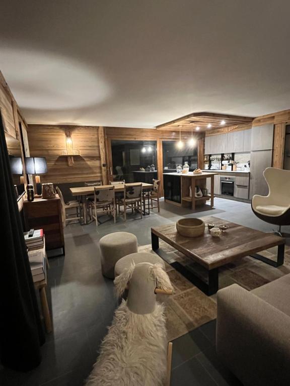 - un salon avec une bergerie au sol dans l'établissement Confort et Proximité, à Megève