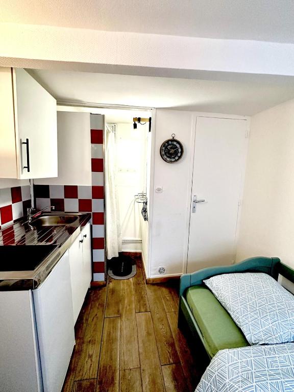 Cette petite chambre comprend un lit et une cuisine. dans l'établissement La Dépendance - studio cosy, à Rouen
