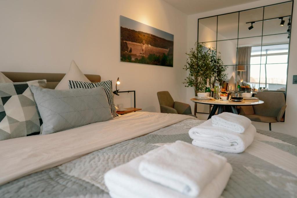 Postel nebo postele na pokoji v ubytování Möhneblick - Seeblick, Dachterrasse, Pool, Sauna, Waldnähe