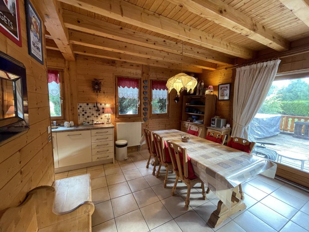 une cuisine avec une table et des chaises dans une cabine dans l'établissement Chalet familial avec Wifi et parking aux Gets - FR-1-671-280, aux Gets
