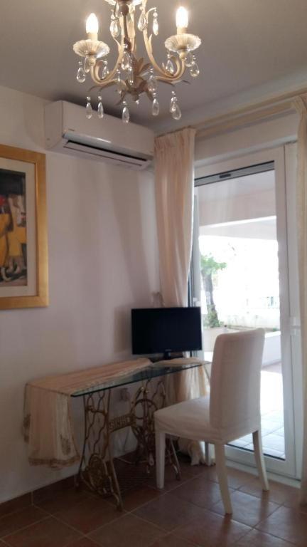 Televízia a/alebo spoločenská miestnosť v ubytovaní NN Luxury Room near Athens Airport