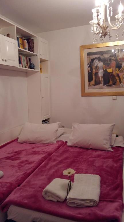 Posteľ alebo postele v izbe v ubytovaní NN Luxury Room near Athens Airport