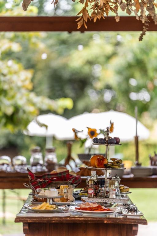 stół z talerzami żywności w obiekcie ACCADEMIA VINE LODGE w mieście Capriva del Friuli