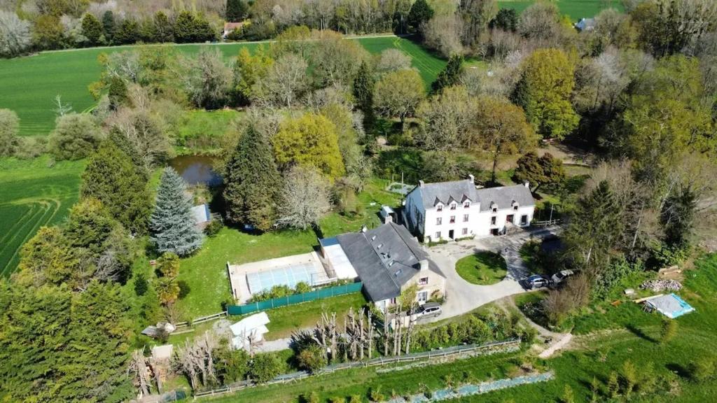 - une vue aérienne sur un grand domaine avec une maison dans l'établissement Spacieuse villa avec piscine privée à Béganne, à Béganne