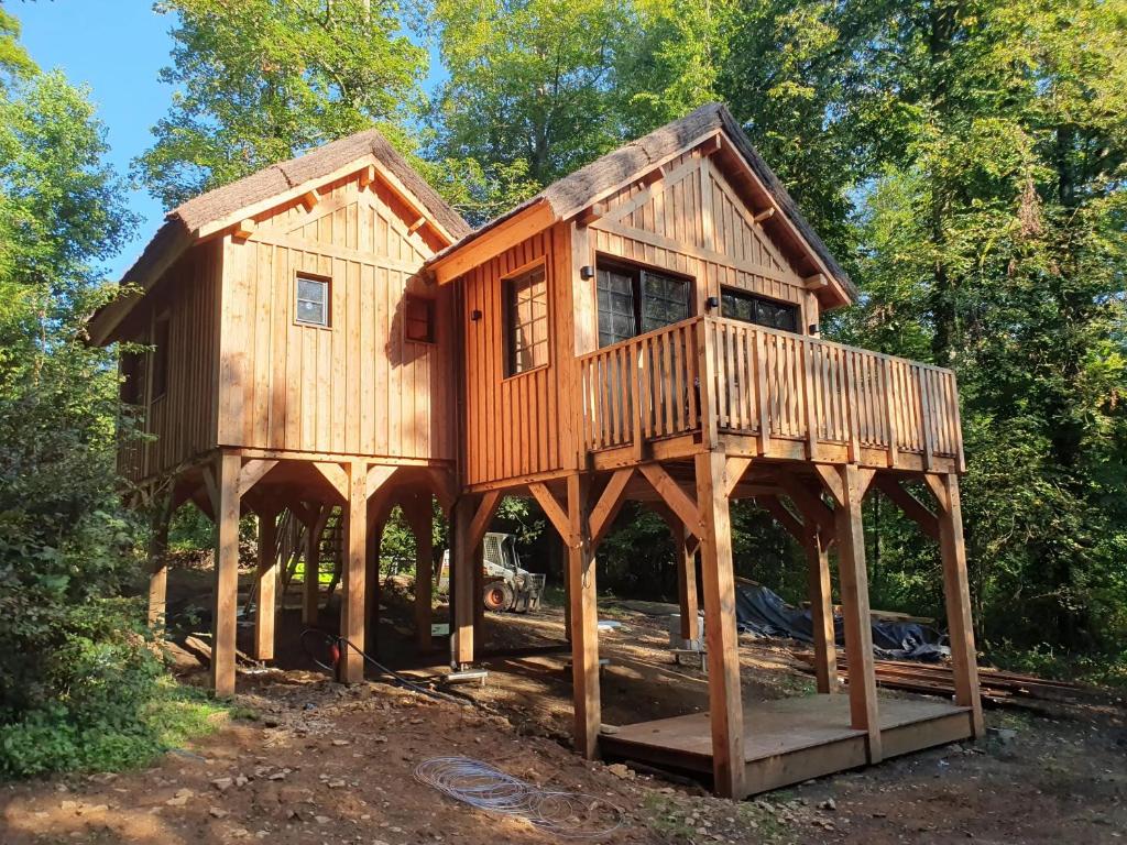 une maison en bois avec un toit à la mansarde dans l'établissement Chalet charmant à Cons-la-Grandville 50 m² avec jardin, à Cons-la-Grandville
