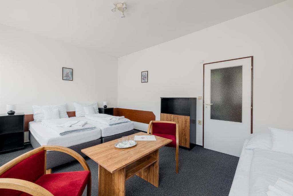 Postel nebo postele na pokoji v ubytování hotel Dobruška