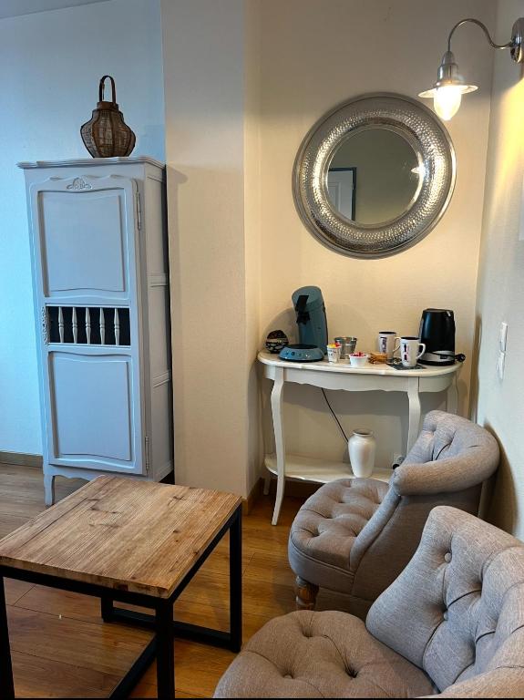 Posezení v ubytování Les Transats Chambre et appartements Face à la mer