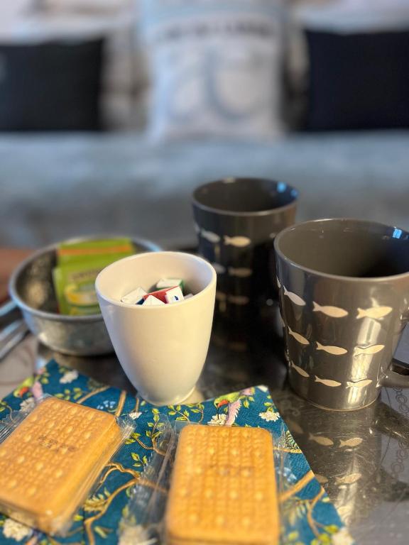Příslušenství pro přípravu čaje a kávy v ubytování Les Transats Chambre et appartements Face à la mer