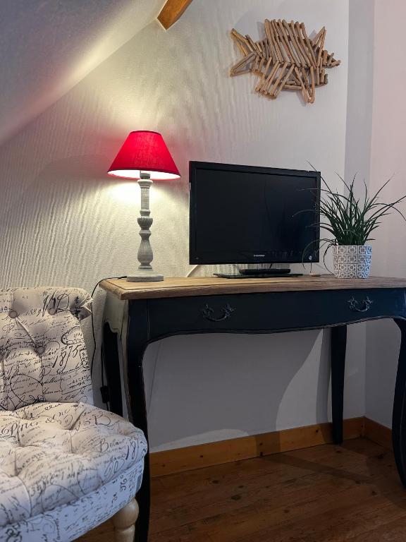 TV a/nebo společenská místnost v ubytování Les Transats Chambre et appartements Face à la mer