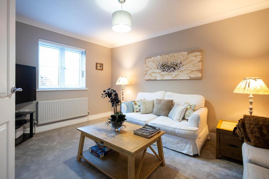 イプスウィッチにあるHolly Closeの白いソファとテーブルのあるリビングルーム