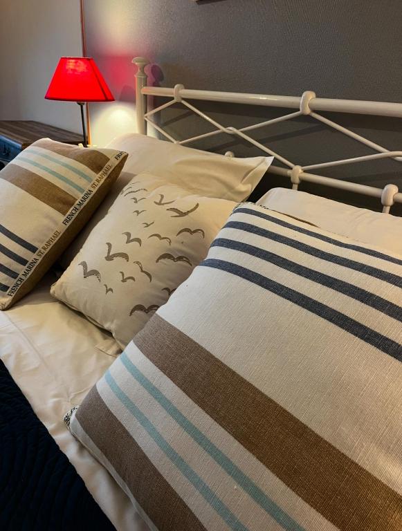 Postel nebo postele na pokoji v ubytování Les Transats Chambre et appartements Face à la mer