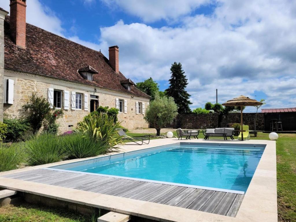 Πισίνα στο ή κοντά στο Gîte de France à Queyssac les vignes 3 épis - Gîte de France 6 personnes MAE-2031
