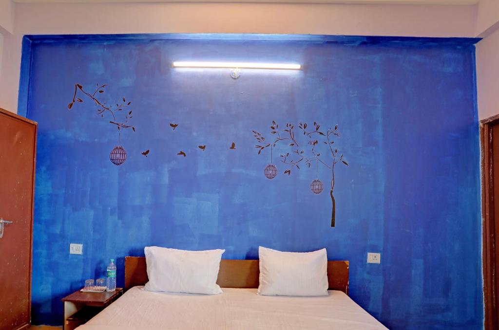 Postel nebo postele na pokoji v ubytování Hotel Sambodhi Palace