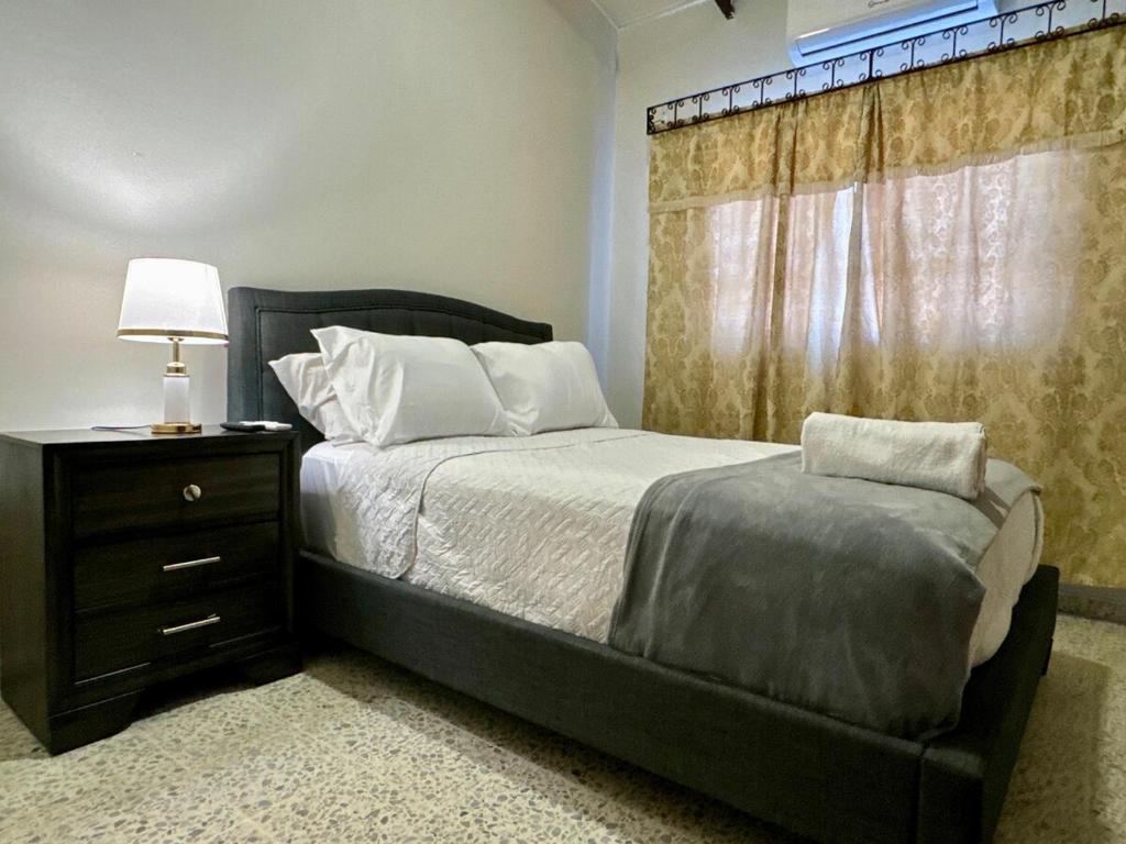 Postel nebo postele na pokoji v ubytování Master Suite Platinum #1