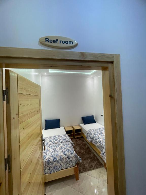 Postel nebo postele na pokoji v ubytování Line Up Surf House