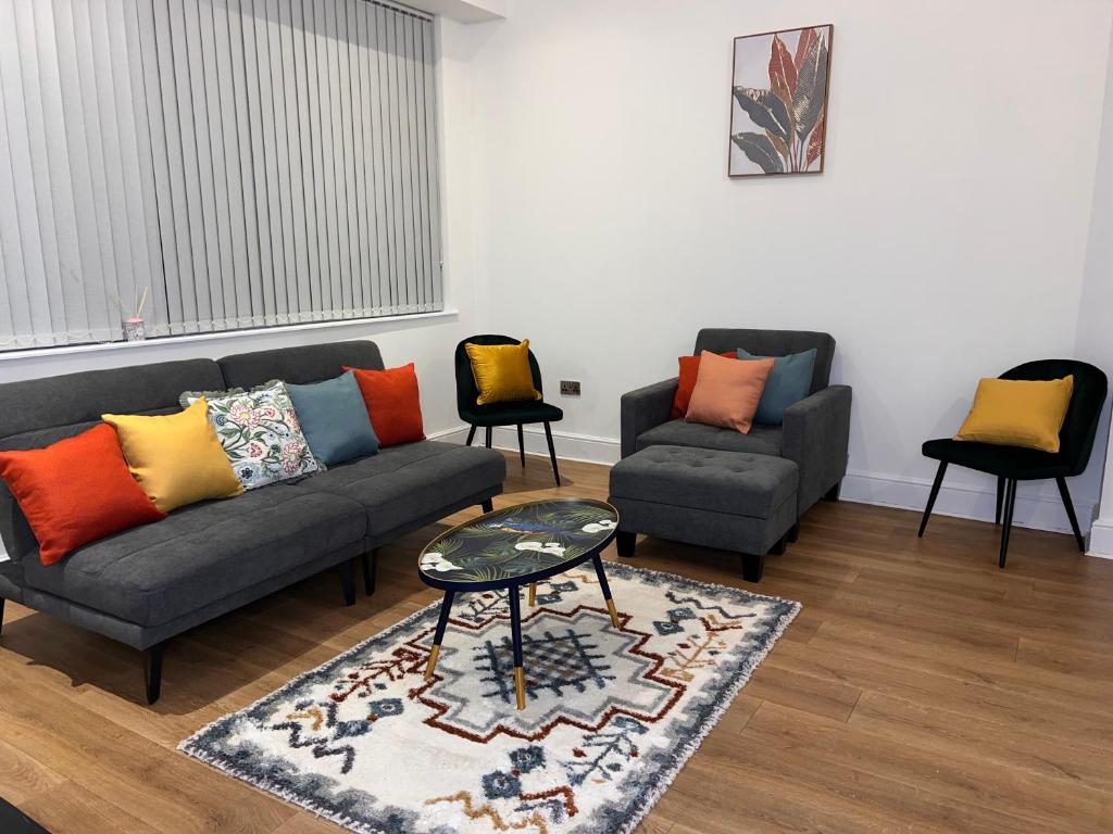 a living room with a couch and two chairs at Modern 2 Bedroom Apartment in Leicester City Centre with Free WiFi in Leicester