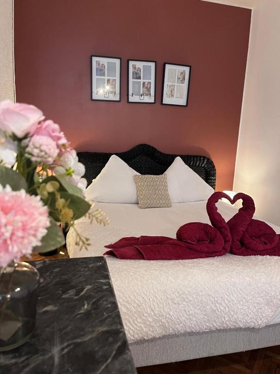 a bed with two towels in the shape of a heart at Apparemment jacuzzi balnéo centre de Bordeaux in Bordeaux