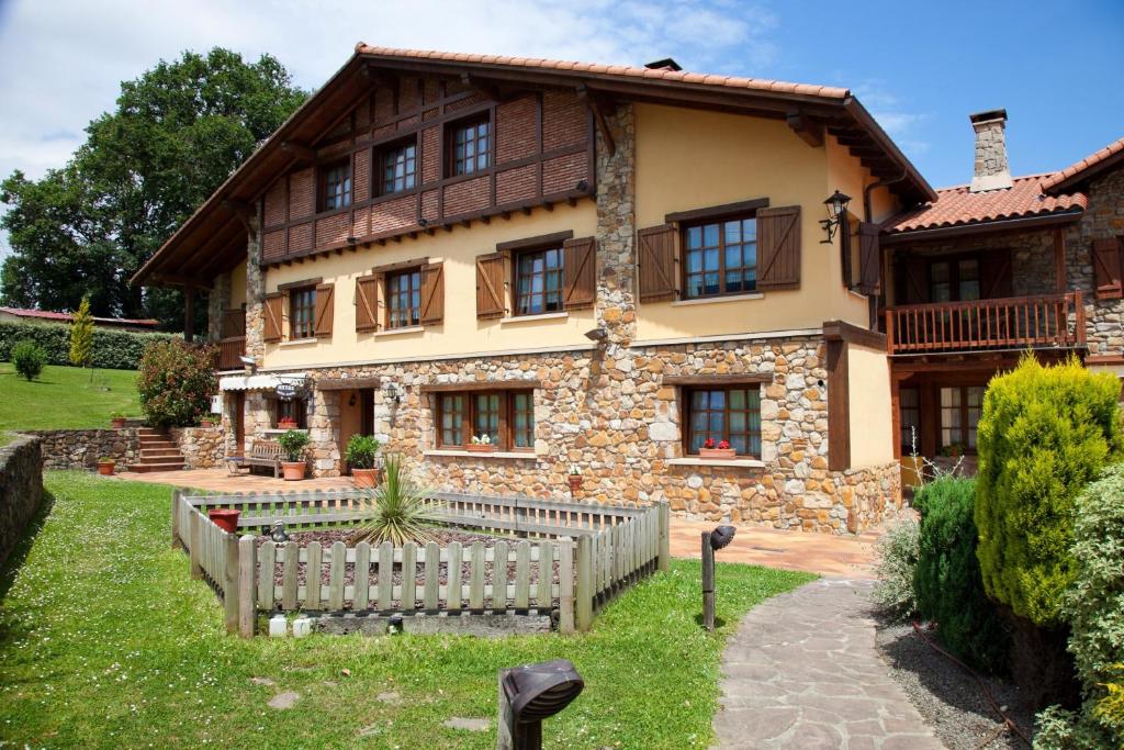 une grande maison avec une clôture devant elle dans l'établissement Hotel Matsa B&B, à Lezama