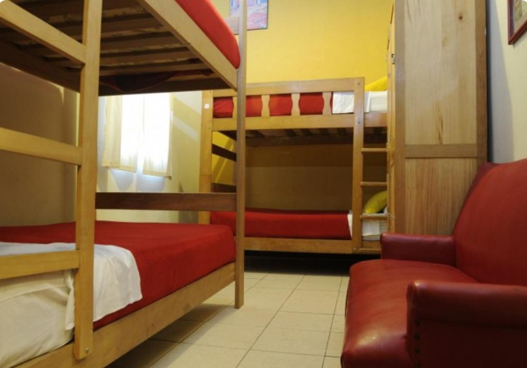 Letto o letti in una camera di Flying Dog Hostel