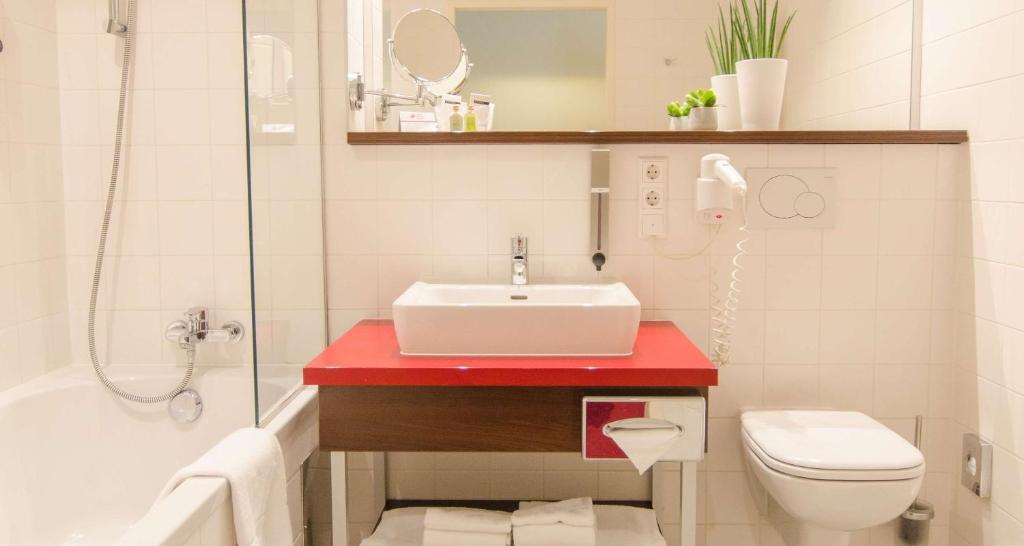 Een badkamer bij Best Western Plus Plaza Hotel Graz