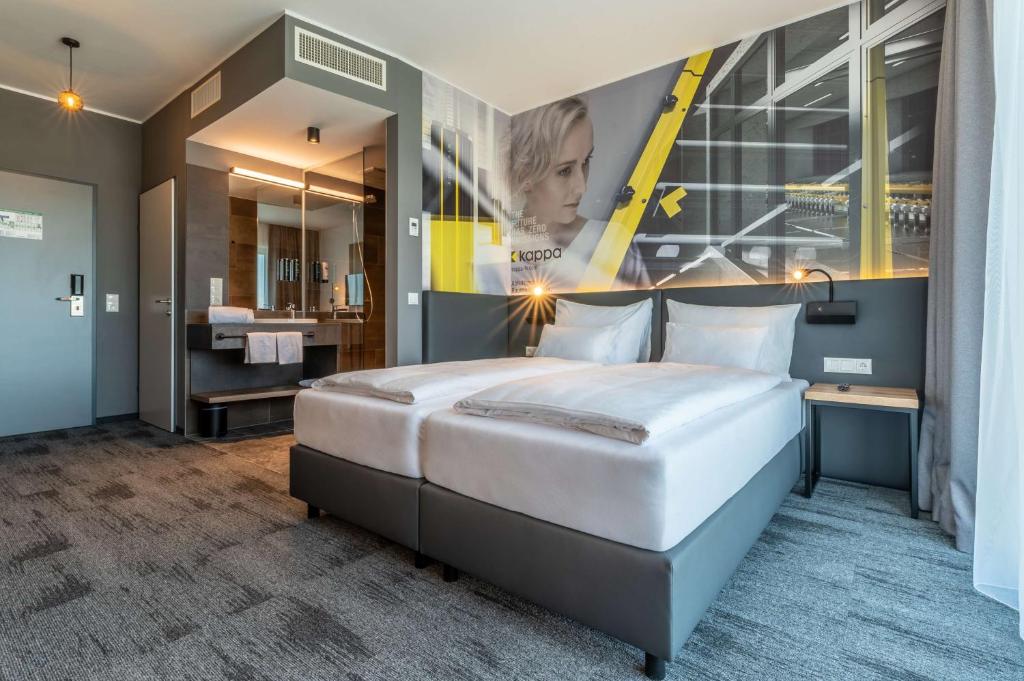 Postel nebo postele na pokoji v ubytování Aiden by Best Western Stadtgut Hotel Steyr - FREE PARKING