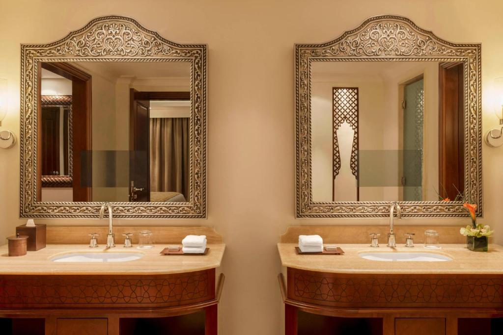 Koupelna v ubytování Ajman Saray, a Luxury Collection Resort, Ajman