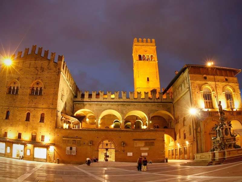 ボローニャにあるVie d'acqua Little Venice Center BOの夜の時計塔のある大きな建物