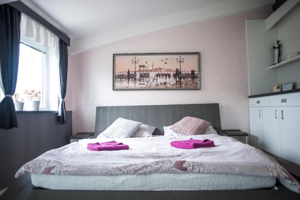 Postel nebo postele na pokoji v ubytování Luční penzion