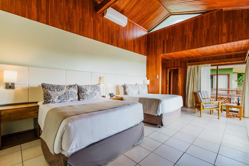 Postel nebo postele na pokoji v ubytování Ficus Sunset Suites