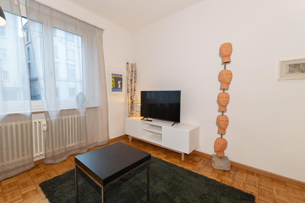 TV a/nebo společenská místnost v ubytování Jungstay Apartments central Basel