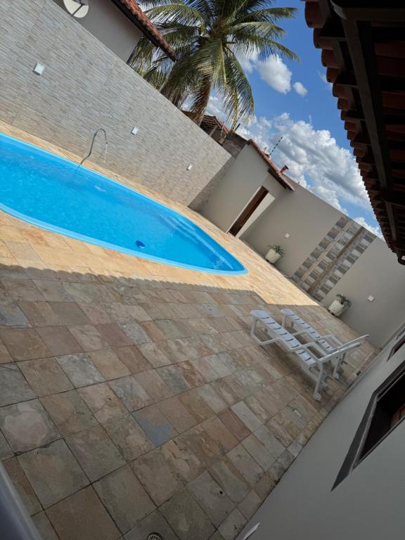 ピラーニャスにあるCasa por temporada águas do Velho Chicoの家からスイミングプールを望めます。