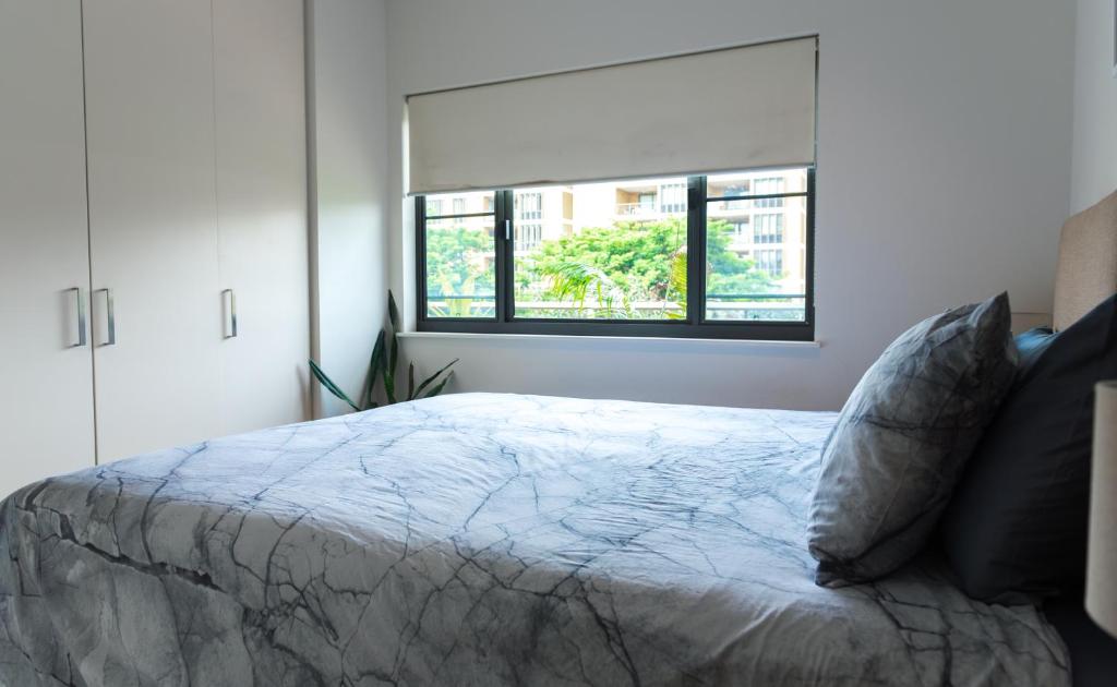 Postel nebo postele na pokoji v ubytování Barefoot Beach Apartment Darwin Waterfront