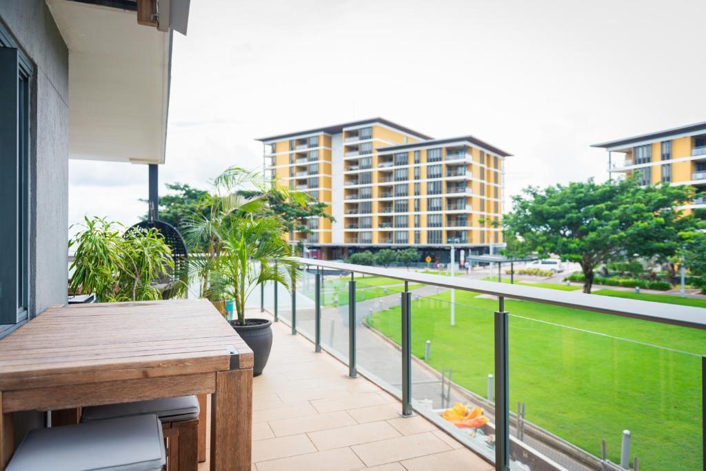 Balkón nebo terasa v ubytování Barefoot Beach Apartment Darwin Waterfront