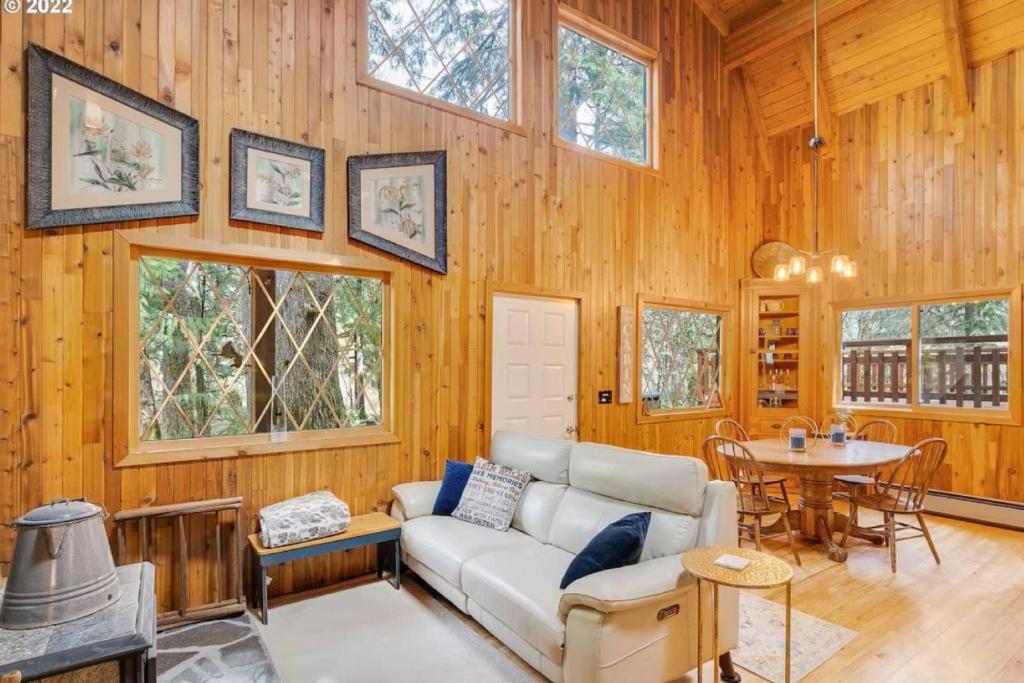 ein Wohnzimmer mit Sofa und Tisch in der Unterkunft Crystal Creek Cabin in Welches