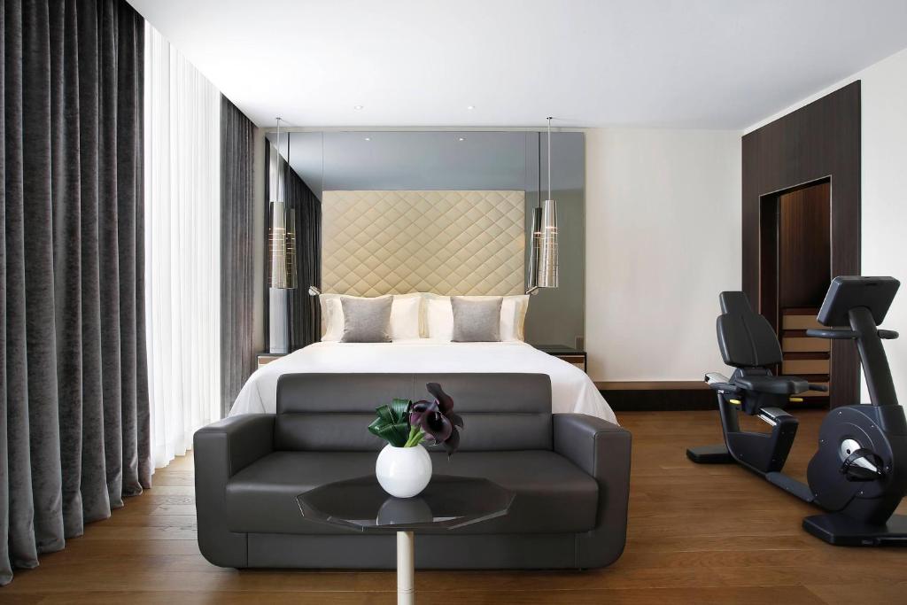 Postel nebo postele na pokoji v ubytování Excelsior Hotel Gallia, a Luxury Collection Hotel, Milan