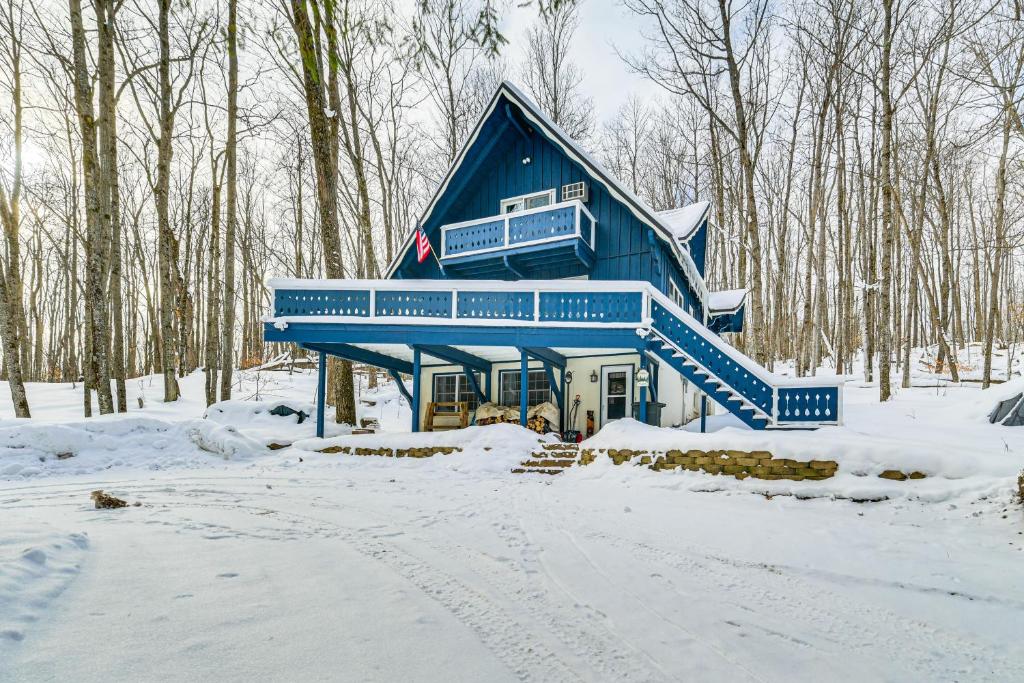 Το Hike, Golf and Explore Cabin with Deck in Bellaire! τον χειμώνα