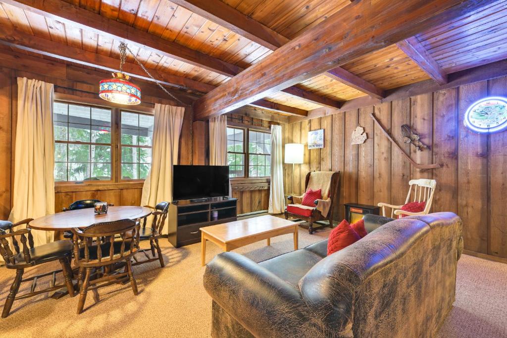 un soggiorno con un divano e un tavolo di 2 Mi to Schuss Mountain Cozy Cabin with Deck a Bellaire