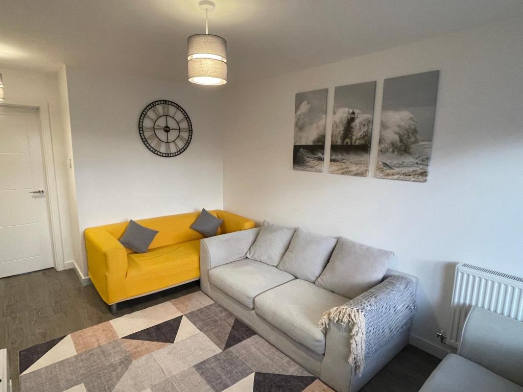 Гостиная зона в 2 bedroom house in Glebe farm