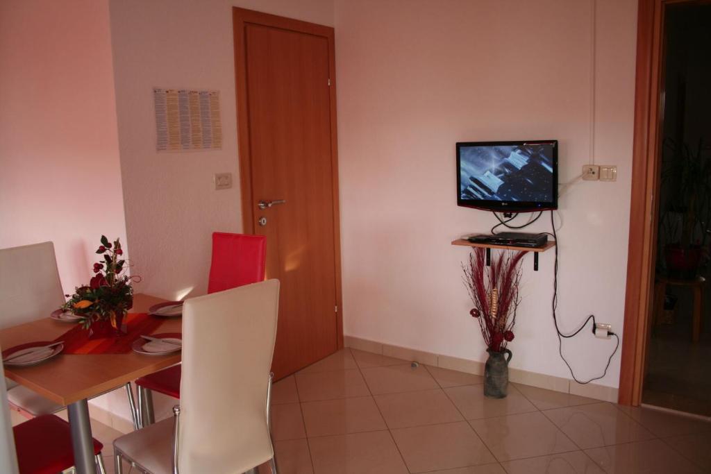 Televízia a/alebo spoločenská miestnosť v ubytovaní Apartments Central