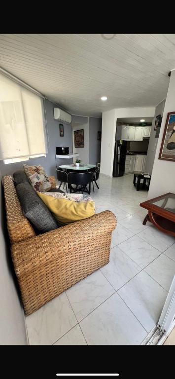 a living room with a couch and a table at Excelente vista in Cartagena de Indias